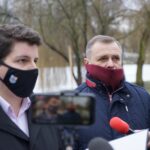 04.02.2021 Kielce. Konferencja radnych w sprawie rewitalizacji parku. Na zdjęciu (od lewej): radny Marcin Stępniewski i radny Zdzisław Łakomiec / Norbert Orłowicz / Radio Kielce