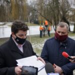 04.02.2021 Kielce. Konferencja radnych w sprawie rewitalizacji parku. Na zdjęciu (od lewej): radny Marcin Stępniewski i radny Zdzisław Łakomiec / Norbert Orłowicz / Radio Kielce