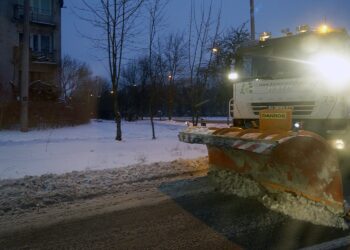 pług, zima, odśnieżanie, śnieg, zima / Robert Felczak / Radio Kielce