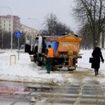 09.02.2021. Kielce. Odśnieżanie chodników / Piotr Kwaśniewski / Radio Kielce