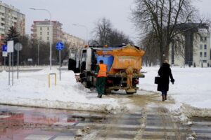 09.02.2021. Kielce. Odśnieżanie chodników / Piotr Kwaśniewski / Radio Kielce