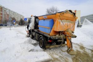 09.02.2021. Kielce. Odśnieżanie chodników / Piotr Kwaśniewski / Radio Kielce