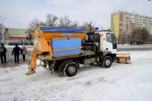 09.02.2021. Kielce. Odśnieżanie chodników / Piotr Kwaśniewski / Radio Kielce