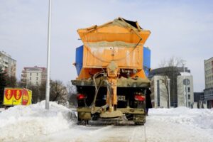 09.02.2021. Kielce. Odśnieżanie chodników / Piotr Kwaśniewski / Radio Kielce