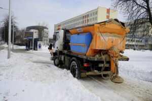 09.02.2021. Kielce. Odśnieżanie chodników / Piotr Kwaśniewski / Radio Kielce