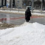 09.02.2021. Kielce. Odśnieżanie chodników / Piotr Kwaśniewski / Radio Kielce