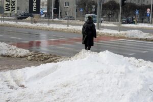 09.02.2021. Kielce. Odśnieżanie chodników / Piotr Kwaśniewski / Radio Kielce