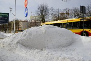 09.02.2021. Kielce. Odśnieżanie chodników / Piotr Kwaśniewski / Radio Kielce