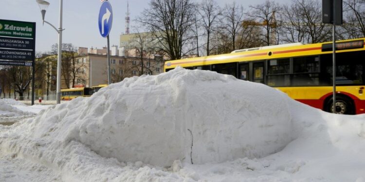 09.02.2021. Kielce. Odśnieżanie chodników / Piotr Kwaśniewski / Radio Kielce