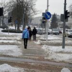 09.02.2021. Kielce. Odśnieżanie chodników / Piotr Kwaśniewski / Radio Kielce