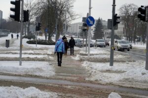 09.02.2021. Kielce. Odśnieżanie chodników / Piotr Kwaśniewski / Radio Kielce