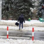 09.02.2021. Kielce. Odśnieżanie chodników / Piotr Kwaśniewski / Radio Kielce