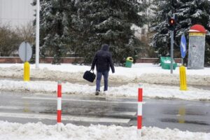 09.02.2021. Kielce. Odśnieżanie chodników / Piotr Kwaśniewski / Radio Kielce