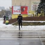 09.02.2021. Kielce. Odśnieżanie chodników / Piotr Kwaśniewski / Radio Kielce