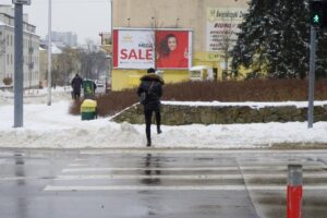 09.02.2021. Kielce. Odśnieżanie chodników / Piotr Kwaśniewski / Radio Kielce