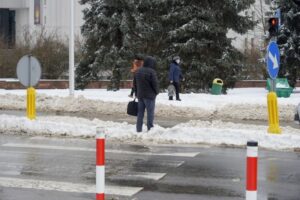 09.02.2021. Kielce. Odśnieżanie chodników / Piotr Kwaśniewski / Radio Kielce