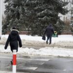 09.02.2021. Kielce. Odśnieżanie chodników / Piotr Kwaśniewski / Radio Kielce