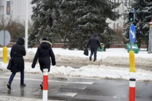 09.02.2021. Kielce. Odśnieżanie chodników / Piotr Kwaśniewski / Radio Kielce