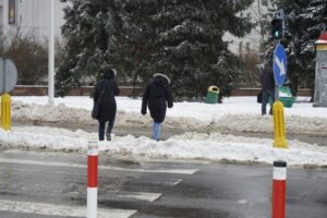 09.02.2021. Kielce. Odśnieżanie chodników / Piotr Kwaśniewski / Radio Kielce