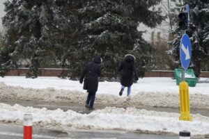 09.02.2021. Kielce. Odśnieżanie chodników / Piotr Kwaśniewski / Radio Kielce