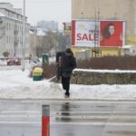 09.02.2021. Kielce. Odśnieżanie chodników / Piotr Kwaśniewski / Radio Kielce