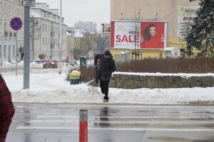 09.02.2021. Kielce. Odśnieżanie chodników / Piotr Kwaśniewski / Radio Kielce