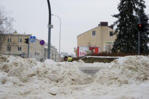 09.02.2021. Kielce. Odśnieżanie chodników / Piotr Kwaśniewski / Radio Kielce