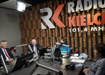 16.02.2021 Radio Kielce. Punkty Widzenia. Na zdjęciu (od lewej): wojewoda Zbigniew Koniusz, Marek Bogusławski - wicemarszałek województwa, Iwona Murawska - dziennikarka Radia Kielce i Halina Olendzka - dyrektor szpitala MSWiA w Kielcach / Dionizy Krawczyński / Radio Kielce