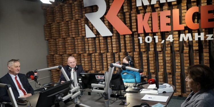 16.02.2021 Radio Kielce. Punkty Widzenia. Na zdjęciu (od lewej): wojewoda Zbigniew Koniusz, Marek Bogusławski - wicemarszałek województwa, Iwona Murawska - dziennikarka Radia Kielce i Halina Olendzka - dyrektor szpitala MSWiA w Kielcach / Dionizy Krawczyński / Radio Kielce