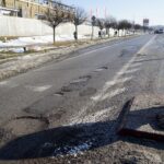 22.02.2021. Kielce. Zniszczone nawierzchnie ulic. Ulica Szajnowicza-Iwanowa / Piotr Kwaśniewski / Radio Kielce