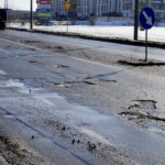 22.02.2021. Kielce. Zniszczone nawierzchnie ulic. Ulica Szajnowicza-Iwanowa / Piotr Kwaśniewski / Radio Kielce