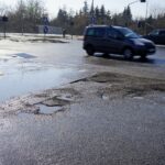 22.02.2021. Kielce. Zniszczone nawierzchnie ulic. Ulica Olszewskiego / Piotr Kwaśniewski / Radio Kielce