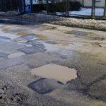 22.02.2021. Kielce. Zniszczone nawierzchnie ulic. Ulica Mielczarskiego / Piotr Kwaśniewski / Radio Kielce