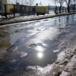 22.02.2021. Kielce. Zniszczone nawierzchnie ulic. Ulica Mielczarskiego / Piotr Kwaśniewski / Radio Kielce