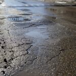 22.02.2021. Kielce. Zniszczone nawierzchnie ulic. Ulica Czachowskiego / Piotr Kwaśniewski / Radio Kielce