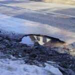 22.02.2021. Kielce. Zniszczone nawierzchnie ulic. Ulica Wrzosowa / Piotr Kwaśniewski / Radio Kielce