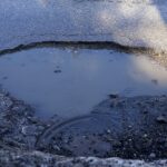 22.02.2021. Kielce. Zniszczone nawierzchnie ulic. Ulica Wrzosowa / Piotr Kwaśniewski / Radio Kielce