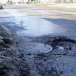 22.02.2021. Kielce. Zniszczone nawierzchnie ulic. Ulica Wrzosowa / Piotr Kwaśniewski / Radio Kielce