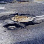 22.02.2021. Kielce. Zniszczone nawierzchnie ulic. Ulica Wrzosowa / Piotr Kwaśniewski / Radio Kielce