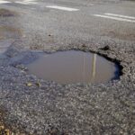 22.02.2021. Kielce. Zniszczone nawierzchnie ulic. Ulica Wrzosowa / Piotr Kwaśniewski / Radio Kielce