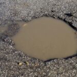 22.02.2021. Kielce. Zniszczone nawierzchnie ulic. Ulica Wrzosowa / Piotr Kwaśniewski / Radio Kielce