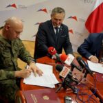 30.01.2020. Kielce. Podpisanie zarządzenia wojewody dotyczącego wyznaczenia miejsca do niszczenia materiałów wybuchowych. Na zdjęciu (od lewej): płk Paweł Chabielski - komendant Centrum Przygotowań do Misji Zagranicznych w Kielcach, Zbigniew Koniusz - wojewoda świętokrzyski i Tomasz Stawiński - prezes Mesko S.A. / Piotr Kwaśniewski / Radio Kielce