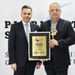 69. Plebiscyt Sportowy - Świętokrzyskie Gwiazdy Sportu 2020. Na zdjęciu (od lewej): Stanisław Wróbel - Redaktor Naczelny "Echa Dnia", Grzegorz Furmanek, KKL Kielce - 2. miejsce w kategorii Trener Roku / Echo Dnia