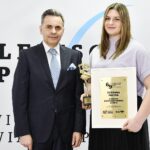 69. Plebiscyt Sportowy - Świętokrzyskie Gwiazdy Sportu 2020. Na zdjęciu (od lewej): Stanisław Wróbel - Redaktor Naczelny "Echa Dnia", Zuzanna Pałyga, KKL Kielce - Nadzieja świętokrzyskiego Sportu / Echo Dnia