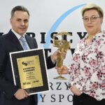 69. Plebiscyt Sportowy - Świętokrzyskie Gwiazdy Sportu 2020. Na zdjęciu (od lewej): Stanisław Wróbel - Redaktor Naczelny "Echa Dnia", Katarzyna Furmanek, KKL Kielce - 2. miejsce w kategorii Sportowiec Roku / Echo Dnia