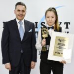 69. Plebiscyt Sportowy - Świętokrzyskie Gwiazdy Sportu 2020. Na zdjęciu (od lewej): Stanisław Wróbel - Redaktor Naczelny "Echa Dnia", Dominika Pawełczyk, UKS Miłek Wiślica - Nadzieja świętokrzyskiego Sportu / Echo Dnia