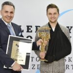 69. Plebiscyt Sportowy - Świętokrzyskie Gwiazdy Sportu 2020. Na zdjęciu (od lewej): Stanisław Wróbel - Redaktor Naczelny "Echa Dnia", Maciej Giemza, Orlen Team/KTM Novi Korona Kielce  - 3. miejsce w kategorii Sportowiec Roku / Echo Dnia