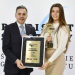 69. Plebiscyt Sportowy - Świętokrzyskie Gwiazdy Sportu 2020. Na zdjęciu (od lewej): Stanisław Wróbel - Redaktor Naczelny "Echa Dnia", Karolina Młodawska, KKL Kielce - 6. miejsce w kategorii Sportowiec Roku / Echo Dnia