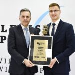 69. Plebiscyt Sportowy - Świętokrzyskie Gwiazdy Sportu 2020. Na zdjęciu (od lewej): Stanisław Wróbel - Redaktor Naczelny "Echa Dnia", Dominik Bujak, Salos Cortile Kielce - 10. miejsce w kategorii Sportowiec Roku / Echo Dnia