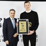 69. Plebiscyt Sportowy - Świętokrzyskie Gwiazdy Sportu 2020. Na zdjęciu (od lewej): Stanisław Wróbel - Redaktor Naczelny "Echa Dnia", Marek Kozioł, Korona Kielce - 9. miejsce w kategorii Sportowiec Roku / Echo Dnia